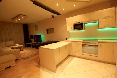 Wroclaw, Polonya - 17 Kasım 2019: Özel döşeli modern lüks mutfak ve Led Rgb arka aydınlatma camı. Wroclaw, Polonya 'da özel bir dairede..