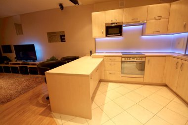 Wroclaw, Polonya - 17 Kasım 2019: Özel döşeli modern lüks mutfak ve Led Rgb arka aydınlatma camı. Wroclaw, Polonya 'da özel bir dairede..