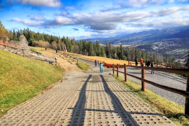Zakopane, Polonya - Kasım 06, 2019: Gubalowka, Polonya, Avrupa 'dan Zakopane kentinin görüntüsü. Gubalowka dağı, Tatras ve Zakopane manzaraları sunan popüler bir turistik merkezdir..