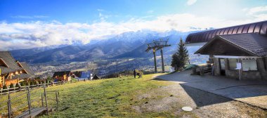 Zakopane, Polonya - Kasım 06, 2019: Gubalowka, Polonya, Avrupa 'dan Zakopane kentinin görüntüsü. Gubalowka dağı, Tatras ve Zakopane manzaraları sunan popüler bir turistik merkezdir..