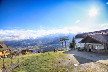 Zakopane, Polonya - Kasım 06, 2019: Gubalowka, Polonya, Avrupa 'dan Zakopane kentinin görüntüsü. Gubalowka dağı, Tatras ve Zakopane manzaraları sunan popüler bir turistik merkezdir..