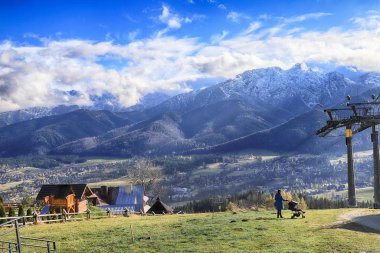 Zakopane, Polonya - Kasım 06, 2019: Gubalowka, Polonya, Avrupa 'dan Zakopane kentinin görüntüsü. Gubalowka dağı, Tatras ve Zakopane manzaraları sunan popüler bir turistik merkezdir..