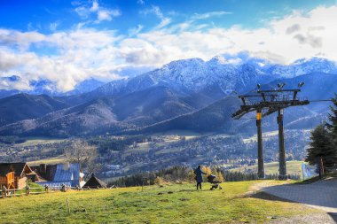 Zakopane, Polonya - Kasım 06, 2019: Gubalowka, Polonya, Avrupa 'dan Zakopane kentinin görüntüsü. Gubalowka dağı, Tatras ve Zakopane manzaraları sunan popüler bir turistik merkezdir..