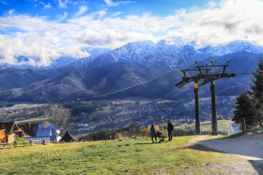 Zakopane, Polonya - Kasım 06, 2019: Gubalowka, Polonya, Avrupa 'dan Zakopane kentinin görüntüsü. Gubalowka dağı, Tatras ve Zakopane manzaraları sunan popüler bir turistik merkezdir..