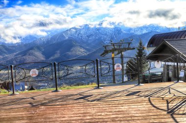 Zakopane, Polonya - Kasım 06, 2019: Gubalowka, Polonya, Avrupa 'dan Zakopane kentinin görüntüsü. Gubalowka dağı, Tatras ve Zakopane manzaraları sunan popüler bir turistik merkezdir..