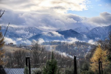 Zakopane, Polonya - Kasım 06, 2019: Sonbaharda Tatra Ulusal Parkı. Polonya Tatra Dağları sabah erken saatlerde manzara, Zakopane, Polonya, Avrupa.