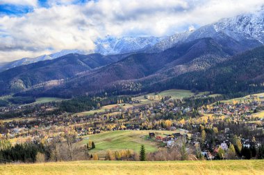 Zakopane, Polonya - Kasım 06, 2019: Sonbaharda Tatra Ulusal Parkı. Polonya Tatra Dağları sabah erken saatlerde manzara, Zakopane, Polonya, Avrupa.