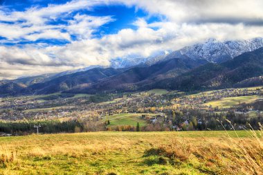 Zakopane, Polonya - Kasım 06, 2019: Sonbaharda Tatra Ulusal Parkı. Polonya Tatra Dağları sabah erken saatlerde manzara, Zakopane, Polonya, Avrupa.