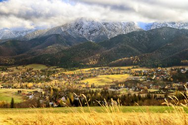 Zakopane, Polonya - Kasım 06, 2019: Sonbaharda Tatra Ulusal Parkı. Polonya Tatra Dağları sabah erken saatlerde manzara, Zakopane, Polonya, Avrupa.