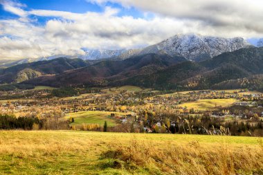 Zakopane, Polonya - Kasım 06, 2019: Sonbaharda Tatra Ulusal Parkı. Polonya Tatra Dağları sabah erken saatlerde manzara, Zakopane, Polonya, Avrupa.