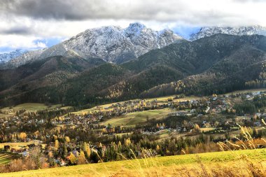 Zakopane, Polonya - Kasım 06, 2019: Sonbaharda Tatra Ulusal Parkı. Polonya Tatra Dağları sabah erken saatlerde manzara, Zakopane, Polonya, Avrupa.