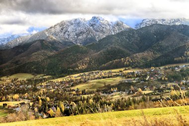 Zakopane, Polonya - Kasım 06, 2019: Sonbaharda Tatra Ulusal Parkı. Polonya Tatra Dağları sabah erken saatlerde manzara, Zakopane, Polonya, Avrupa.