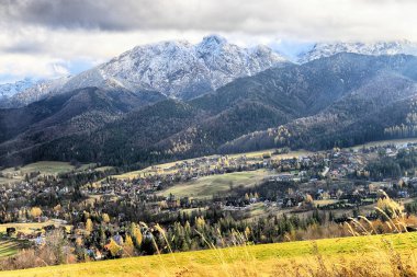 Zakopane, Polonya - Kasım 06, 2019: Sonbaharda Tatra Ulusal Parkı. Polonya Tatra Dağları sabah erken saatlerde manzara, Zakopane, Polonya, Avrupa.