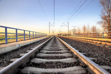 Wroclaw, Polonya - 03 Aralık 2019: Wroclaw, Polonya, Avrupa yakınlarındaki Siechnice 'de demiryolu raylarının manzarası.