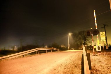 Wroclaw, Polonya - 03 Aralık 2019: Wroclaw, Polonya, Avrupa yakınlarındaki Siechnice 'de gece demiryolu geçidi. Uzun pozlu fotoğrafçılık.