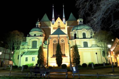 Wroclaw, Polonya - 15 Aralık 2019: Wroclaw, Polonya, Avrupa 'daki Aziz John Katedrali. Katedral Adası (Ostrow Tumski) şehrin en eski parçasıdır. Gece görünümü.