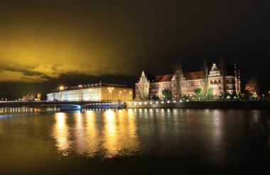 Wroclaw, Polonya - 15 Aralık 2019: Oder Nehri ve Wroclaw, Polonya, Avrupa 'daki Ulusal Müze. Gece görünümü.
