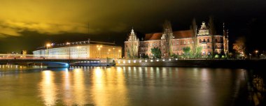 Wroclaw, Polonya - 15 Aralık 2019: Oder Nehri ve Wroclaw, Polonya, Avrupa 'daki Ulusal Müze. Gece görünümü.