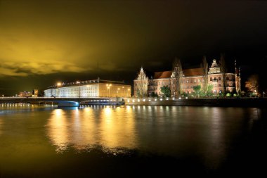 Wroclaw, Polonya - 15 Aralık 2019: Oder Nehri ve Wroclaw, Polonya, Avrupa 'daki Ulusal Müze. Gece görünümü.