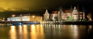 Wroclaw, Polonya - 15 Aralık 2019: Oder Nehri ve Wroclaw, Polonya, Avrupa 'daki Ulusal Müze. Gece görünümü.