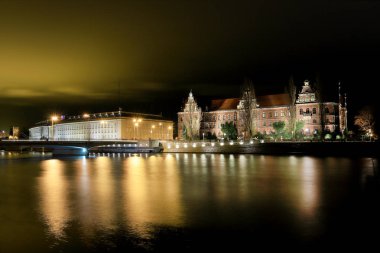 Wroclaw, Polonya - 15 Aralık 2019: Oder Nehri ve Wroclaw, Polonya, Avrupa 'daki Ulusal Müze. Gece görünümü.