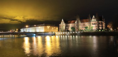 Wroclaw, Polonya - 15 Aralık 2019: Oder Nehri ve Wroclaw, Polonya, Avrupa 'daki Ulusal Müze. Gece görünümü.