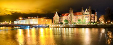 Wroclaw, Polonya - 15 Aralık 2019: Oder Nehri ve Wroclaw, Polonya, Avrupa 'daki Ulusal Müze. Gece görünümü.