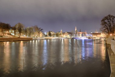 Wroclaw, Polonya - 15 Aralık 2019: Oder Nehri (Odra) Gece. Katedral Adası (Ostrow Tumski), Wroclaw, Polonya, Avrupa 'nın en eski kentidir..