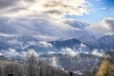 Zakopane, Polonya - Kasım 06, 2019: Sonbaharda Tatra Ulusal Parkı. Polonya Tatra Dağları, Zakopane, Polonya ve Avrupa 'da güneşli ve bulutlu manzara.
