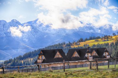 Zakopane, Polonya - Kasım 06, 2019: Sonbaharda Tatra Ulusal Parkı. Polonya Tatra Dağları, Zakopane, Polonya ve Avrupa 'da güneşli ve bulutlu manzara.