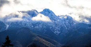 Zakopane, Polonya - Kasım 06, 2019: Sonbaharda Tatra Ulusal Parkı. Polonya Tatra Dağları, Zakopane, Polonya ve Avrupa 'da güneşli ve bulutlu manzara.
