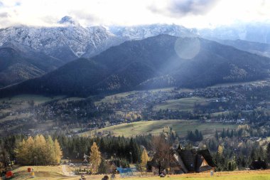 Zakopane, Polonya - Kasım 06, 2019: Sonbaharda Tatra Ulusal Parkı. Polonya Tatra Dağları, Zakopane, Polonya ve Avrupa 'da güneşli ve bulutlu manzara.