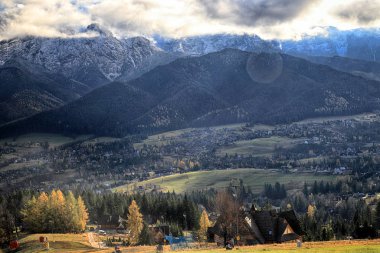 Zakopane, Polonya - Kasım 06, 2019: Sonbaharda Tatra Ulusal Parkı. Polonya Tatra Dağları, Zakopane, Polonya ve Avrupa 'da güneşli ve bulutlu manzara.