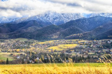 Zakopane, Polonya - Kasım 06, 2019: Sonbaharda Tatra Ulusal Parkı. Polonya Tatra Dağları, Zakopane, Polonya ve Avrupa 'da güneşli ve bulutlu manzara.