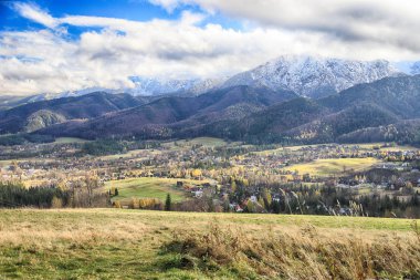 Zakopane, Polonya - Kasım 06, 2019: Sonbaharda Tatra Ulusal Parkı. Polonya Tatra Dağları, Zakopane, Polonya ve Avrupa 'da güneşli ve bulutlu manzara.