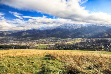 Zakopane, Polonya - Kasım 06, 2019: Sonbaharda Tatra Ulusal Parkı. Polonya Tatra Dağları, Zakopane, Polonya ve Avrupa 'da güneşli ve bulutlu manzara.