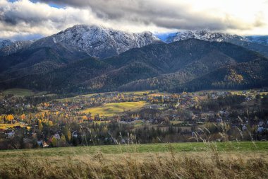Zakopane, Polonya - Kasım 06, 2019: Sonbaharda Tatra Ulusal Parkı. Polonya Tatra Dağları, Zakopane, Polonya ve Avrupa 'da güneşli ve bulutlu manzara.