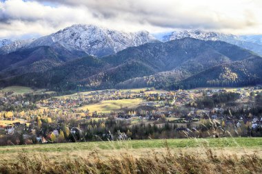 Zakopane, Polonya - Kasım 06, 2019: Sonbaharda Tatra Ulusal Parkı. Polonya Tatra Dağları, Zakopane, Polonya ve Avrupa 'da güneşli ve bulutlu manzara.
