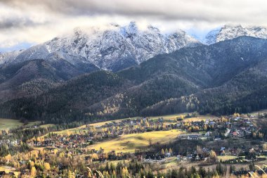 Zakopane, Polonya - Kasım 06, 2019: Sonbaharda Tatra Ulusal Parkı. Polonya Tatra Dağları, Zakopane, Polonya ve Avrupa 'da güneşli ve bulutlu manzara.