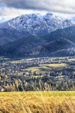 Zakopane, Polonya - Kasım 06, 2019: Sonbaharda Tatra Ulusal Parkı. Polonya Tatra Dağları, Zakopane, Polonya ve Avrupa 'da güneşli ve bulutlu manzara.