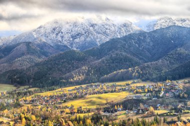 Zakopane, Polonya - Kasım 06, 2019: Sonbaharda Tatra Ulusal Parkı. Polonya Tatra Dağları, Zakopane, Polonya ve Avrupa 'da güneşli ve bulutlu manzara.