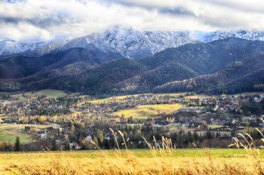 Zakopane, Polonya - Kasım 06, 2019: Sonbaharda Tatra Ulusal Parkı. Polonya Tatra Dağları, Zakopane, Polonya ve Avrupa 'da güneşli ve bulutlu manzara.