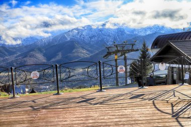 Zakopane, Polonya - Kasım 06, 2019: Gubalowka, Polonya, Avrupa 'dan Zakopane kentinin görüntüsü. Gubalowka dağı, Tatras ve Zakopane manzaraları sunan popüler bir turistik merkezdir..