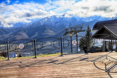 Zakopane, Polonya - Kasım 06, 2019: Gubalowka, Polonya, Avrupa 'dan Zakopane kentinin görüntüsü. Gubalowka dağı, Tatras ve Zakopane manzaraları sunan popüler bir turistik merkezdir..