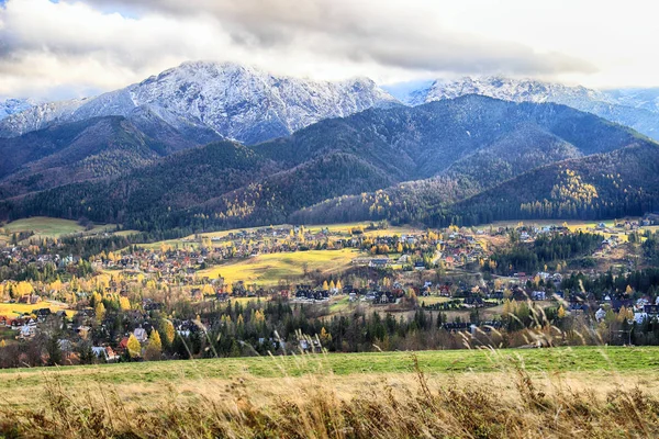Zakopane, Polonya - Kasım 06, 2019: Sonbaharda Tatra Ulusal Parkı. Polonya Tatra Dağları, Zakopane, Polonya ve Avrupa 'da güneşli ve bulutlu manzara.