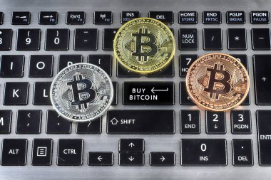 Bitcoin (Btc) ve kelimelerinin fiziksel sürümü Klavye tuşuna basılı Bitcoin satın alın.
