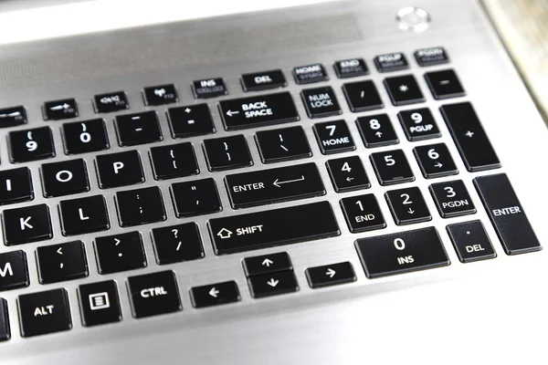 黒いノートパソコンのキーボードのクローズアップ — ストック写真