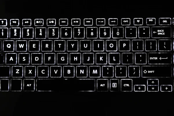 Ledバックライト付きキーボードボタンを備えた黒いラップトップキーボードのクローズアップ — ストック写真