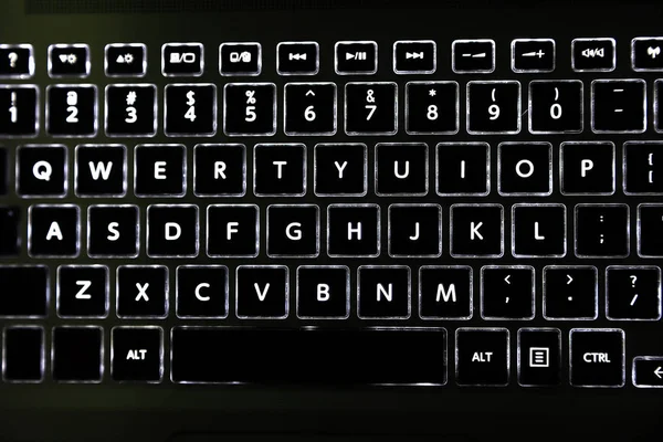Ledバックライト付きキーボードボタンを備えた黒いラップトップキーボードのクローズアップ — ストック写真