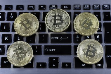 Bitcoin (Btc) ve siyah dizüstü bilgisayarlı klavyenin fiziksel sürümü.